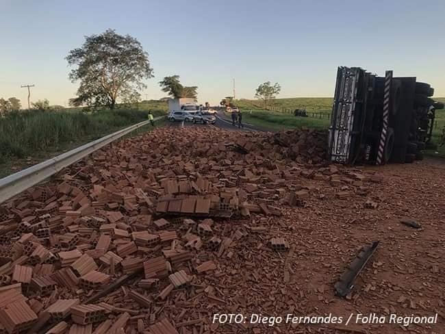 Caminh O Carregado Tijolos Tomba Pr Ximo A Fl Rida Paulista