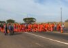Trabalhadores da duplicação da BR-153 fecham pedágio em protesto e liberam passagem de veículos sem cobrança
