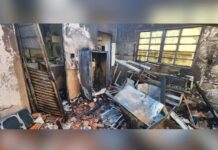 Casa é destruída por incêndio e moradora acusa ex-companheiro de atear fogo no imóvel