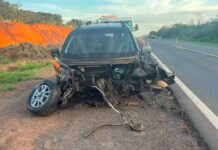 Motorista é socorrida após carro bater contra traseira de carreta em rodovia de Rancharia