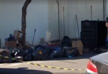 Açougueiro indica local e polícia encontra em bueiro parte da perna de mulher esquartejada