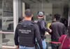 Professor é preso suspeito de atrair adolescentes pela internet, produzir imagens sexuais e vender conteúdo