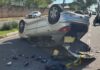 Carro capota e fica com as rodas para cima após motorista perder o controle em Presidente Prudente