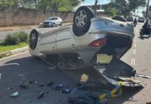 Carro capota e fica com as rodas para cima após motorista perder o controle em Presidente Prudente